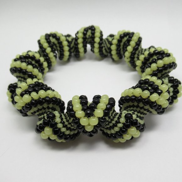 Uranium glass Beadwoven Cellini Bangle - Picture 9 of 14